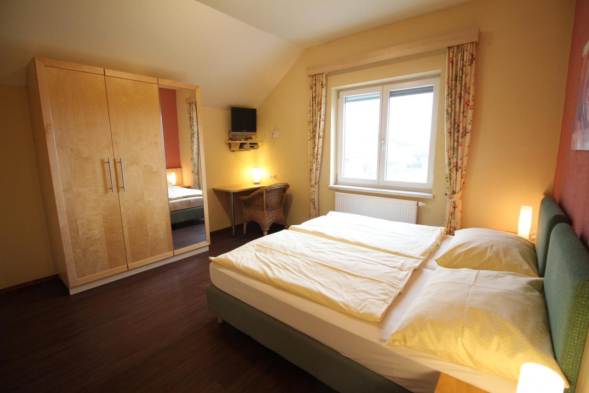 Rosenhotel - Serviced Apartments Zwentendorf ภายนอก รูปภาพ