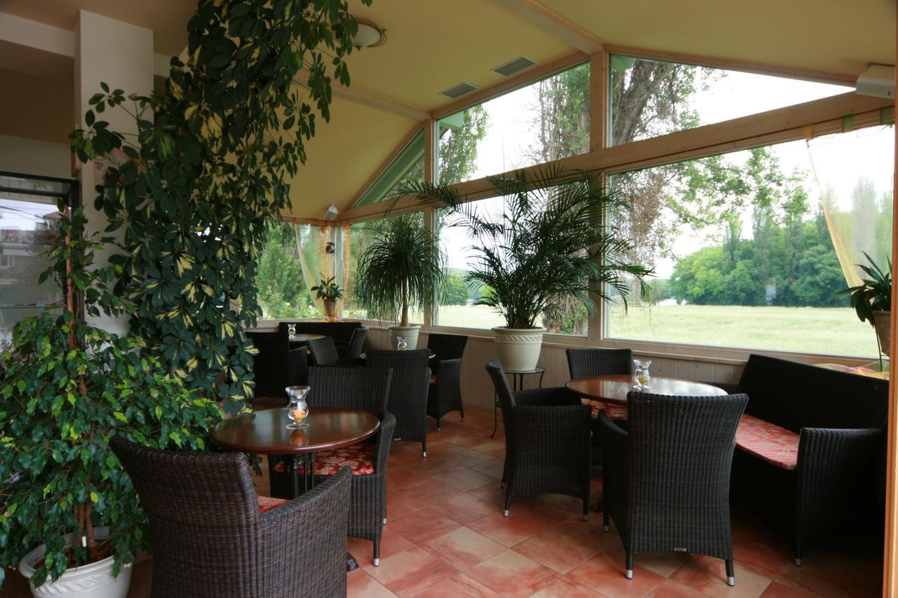 Rosenhotel - Serviced Apartments Zwentendorf ภายนอก รูปภาพ